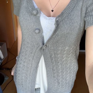 Grå stickad kofta - Grå kofta från Street One, jättesöt! Knappt använd :) Axelbredd: 36cm Längd: 65cm Jag bär S/36 Hör av dig vid fler frågor!💕