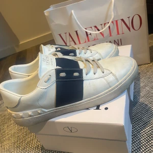 Vit sko med blå rem -  Hej ska sälja mina skor för att jag slutar använda dem. Vit sko med blå rem st 41/42. Hör av er vid frågor