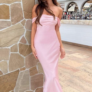 Helt ny ljusrosa balklänning - Aldrig använd, lappen kvar. Storlek AU 4, US 0. Såå fin klänning som sitter så fint på. Bud!