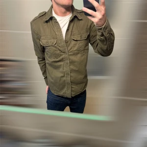 Overshirt  - As fet grön overshirt | Skick 9,5/10 | Storlek S | Modellen på bild är 180 o väger 78 | Hör av er vid fler funderingar! 