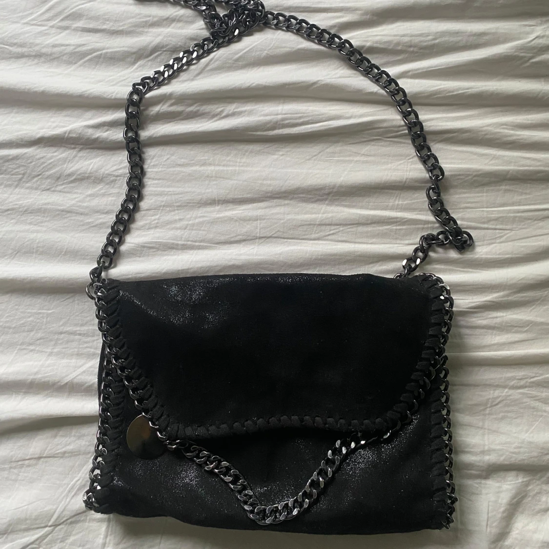 Svart axelväska med kedjedetaljer