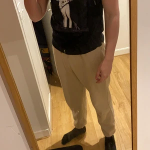 Jimmie hendrix limitato - Svart t-shirt från limitato i jimmi Hendrix kollektionen köpt på outlet i göteborg har låda och tag till tröjan och den är lite skrynklig men annars väldigt bra kvalite.