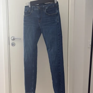 Blå jeans slim fit pepe jeans - Säljer ett par klassiska blå slim fit jeans från pepe jeans med snygga bakfickor och detaljerade sömmar. Jeansen är i stretchigt material med bomull, polyester och elastan för skön passform. Perfekta till sneakers och hoodie. Säljs för 250kr ordinarie pris 800kr använda 5-10 gånger. 