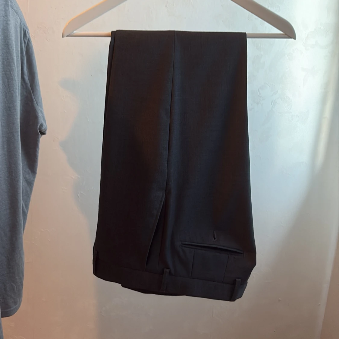 Svarta kostymbyxor med uppvik