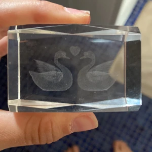 Glasprydnad - En glasprydnad med två svanar inuti som bildar en hjärta en mycket fin sak att ha i rummet. Den är i mycket fin form. Pris kan diskuteras!!!