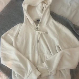 Vit hoodiejacka från Juicy Couture - Classic Velour Robertson Zip Hoodie Gold Oatmeal Marl.                                                       Testad men ej använd på grund av fel storlek.               Köpt för 1300kr 