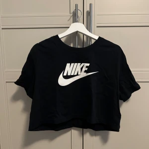 Croppad Nike t-shirt - Svart croppad t-shirt från Nike i fint skick.
