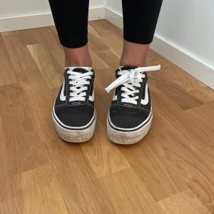 Svarta Vans Old Skool sneakers - Klassiska Vans Old Skool sneakers i svart med vit sula och vit sidosnirk. Skorna är i storlek 37, i användt skick🌸