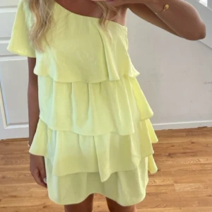 Gul volangklänning zara💖🥹💖 - Säljer denna sjukt eftertraktade klänningen som är så najs o fin💖💖💖☺️☺️☺️kan inte posta förräns 15 juni!!