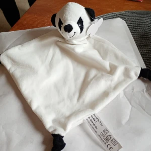 Vit snuttefilt med Panda. - Bilderna visar en mjuk snuttefilt i form av en panda, 100% Polyester. I nyskick.