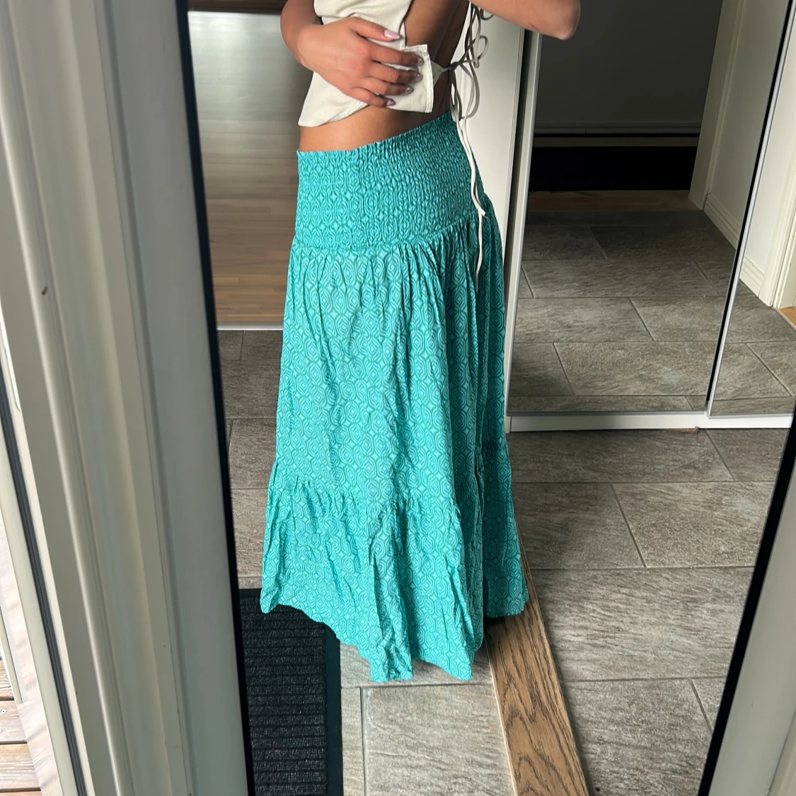 Turkos långkjol med smock i midjan - 2