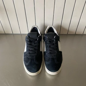 Valentino Flycrew  - Tja! Säljer dessa sköna Valentino Flycrews i storlek 39. Men skorna sitter stort i strorleken och passar även 40. Några nitar är bora och de är en lagring i hälen som sänker ner priset lite. Hör av dig vid frågor eller funderingar! 