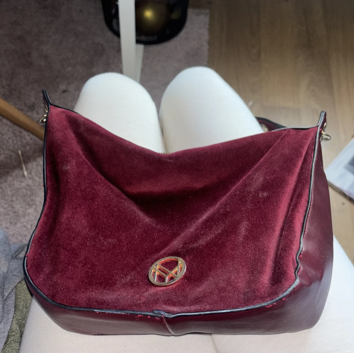 Vinröd axelväska i sammet från NYPD - 1