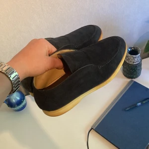 Open Walks | Loro Piana - Säljer dessa riktigt snygga Open Walks i marinblå färg, bra skick förutom att sulan har sett bättre dagar. Slutsåld överallt och de är såklart äkta! Kom pm vid funderingar😊 Nypris 10k