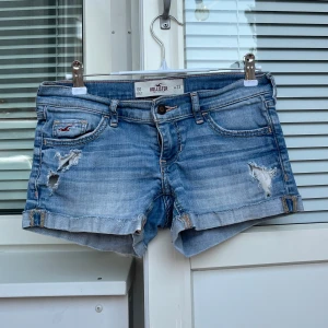Lowrise Jeansshorts - Supersnygga lågmidjade jeansshorts i bra skick! De är använda men har inga defekter utöver vanligt slitage😇💓 De är 36cm rakt över midjan, 14,5cm grenhöjd och 22cm långa mätt på sidan!💓