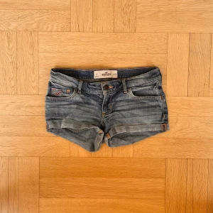 Superlågmidjade hollister shorts - Söta, storlek w23, 00, ungifär xs. Mått finns i annonsen😊