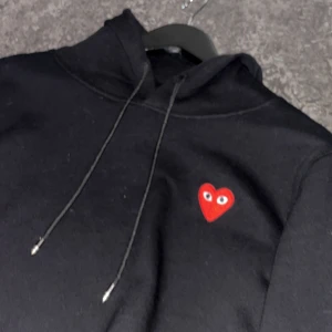 Cdg play hoodie - En as schysst cdg play hoodie den är nästan i perfekt skick 😁 Skriv om ni vill fråga nåt😃Pris diskuterbart vid snabb affär