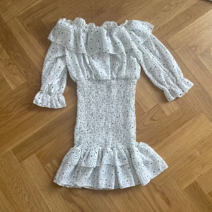 Prickig Volangklänning - Offshoulder volangklänning med trekvartsärmar. Storlek S men väldigt stretchig så passar XS-L 🤍Aldrig använd