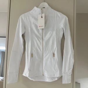 Vit define jacket från Lululemon - Säljer denna nya define jacket från lululemon 💗🫶🏻