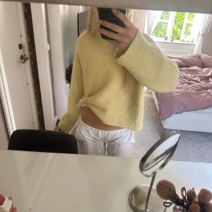 Gul stickad tröja från Zara - Supermysig ljusgul stickad tröja från Zara. Tröjan har ribbade muddar och är av fin kvalitet, den passar även till det mesta. Säljer på grund av att jag använder den sällan💗 