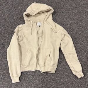 Beige zip hoodie från Vaillent  - Beige zip hoodie från Vaillent i storlek XS. Tröjan har huva med snörning, riktgt skön passform och kvalité 
