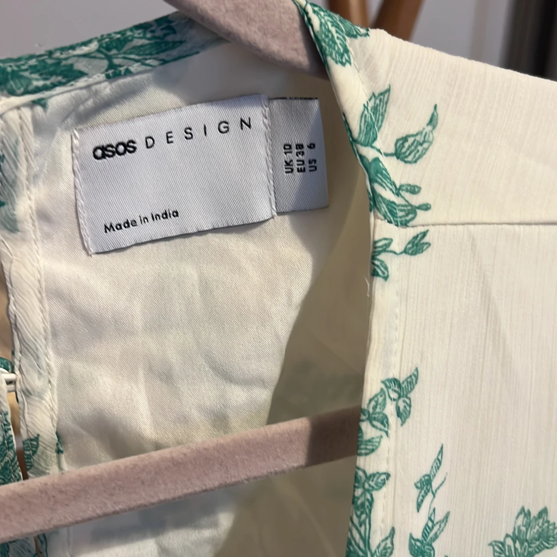 Vit och grön blommig omlottklänning - 4