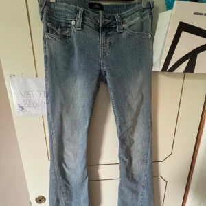 True religion jeans Joey  - Säljer mina true religon jeans för att de är förstora för mig, jag har använt de sparsamt tre gånger, köpta på kidsbrandstore storlek 26