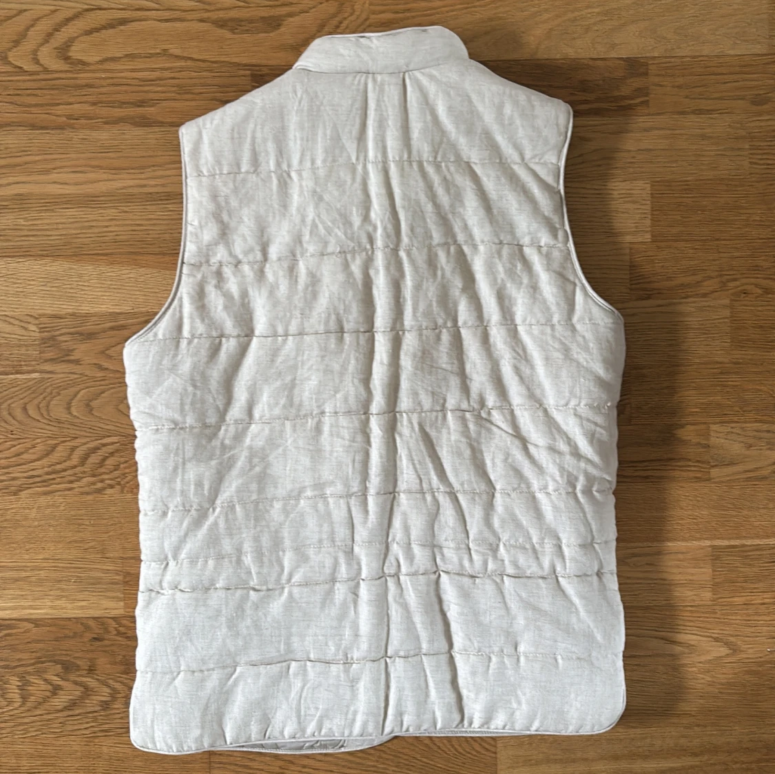Beige quiltad dunväst från John Henric - 2