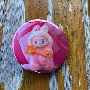 Labubu pins - Pins med Labubu. Ca 6cm.