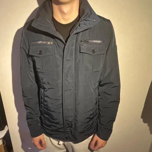 J.lindberg jacka  - Säljer min stilrena j.lindberg jacka som endast saknar en knapp annars är den i mycket bra skick! Modeller är M ( Dessa tillverkas ej) // Hör av er om funderingar! 