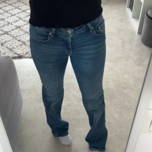 Jenas med fickor  - Säljer dessa fina jeans från Lager 157 i storlek S. De är i bra skick men är lite slitna längts ner💕 priset går att diskutera 