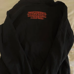 Hoodie stranger things! - säljer denna jätte fina hoodien ifrån h&m som har stranger things tema, säljer pga att den inte kommer till användning🩷