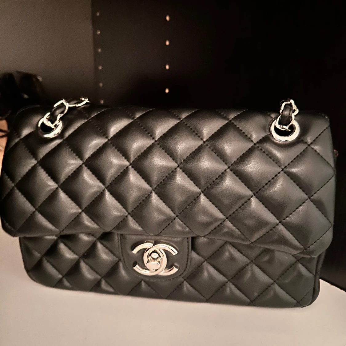 Svart quiltad axelväska 