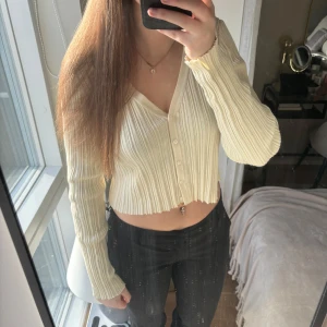 Ljusgul tröja från & Other Stories - Superfin tröja i en gul färg, perfekt nu till våren 💛 utsvängda armar! Sparsamt använd 