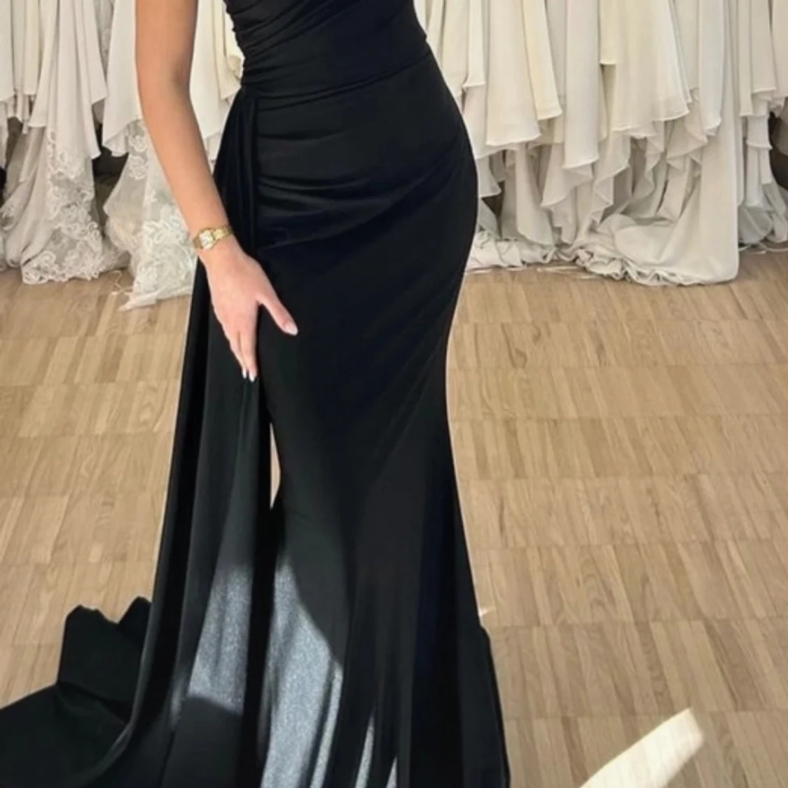 Svart axelbandslös långklänning