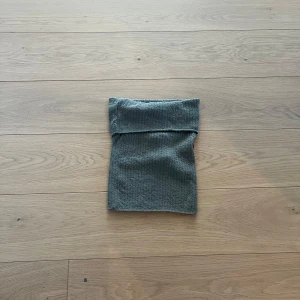 Grön tröja från Stradivarius - Snygg grön tröja från Stradivarius. Den är stickad och har en mjuk och bekväm känsla. En stilren tröja som passar till många olika outfits.