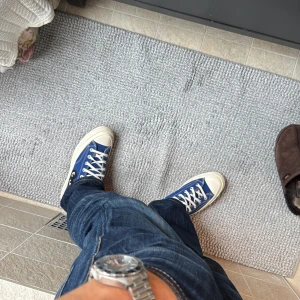 Converse CDG marinblå - Nästan HELT nya Converse CDG me svart hjärta. Sjukt snygga och unika-klassiska skor som börjar bli hypade nu mot sommaren! Nyinköpta för 1400kr(har kvitto-box och lappar), storlek 41,5. Skriv vid frågor!😊