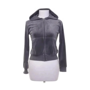 Juicy Couture hoodie - säljer min as snygga juicy couture hoodie då jag har flera liknande hoodies, märket där back är lite urtvättad men det är inget man lägger märke till! priser är alltid diskuterbart vid snabb affär, komtakta gärna mig vid frågor!💘
