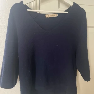 Mörkblå tröja från Peppercorn - Säljer en mörkblå tröja från Peppercorn med v-ringning och trekvartsärmar. Tröjan är mjuk och bekväm och förutom att den är lite nopprig och har en liten defekt som syns på sista bilden så är den i bra skick! Skriv vid intresse eller köp direkt!💕