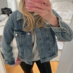 Blå jeansjacka - Säljer en klassisk blå jeansjacka med knappar framtill och två bröstfickor. Jackan har en normal passform och långa ärmar. Perfekt för vår och sommar! Pris är alltid diskuterbart, framförallt vid köp av bundle🩷