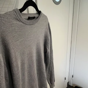 Grå tröja från Matinique - Säljer en stilren grå tröja från Matinique. Tröjan har en klassisk rund halsringning och långa ärmar. Perfekt för en avslappnad och snygg look.