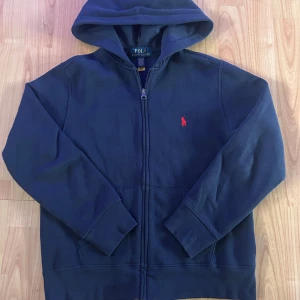 Ralph lauren zip - Säljer en fin och skön Ralph lauren zip. Färg: marin blå och bra skick. Nästan helt oanvänd. Hör av er vid frågor👍