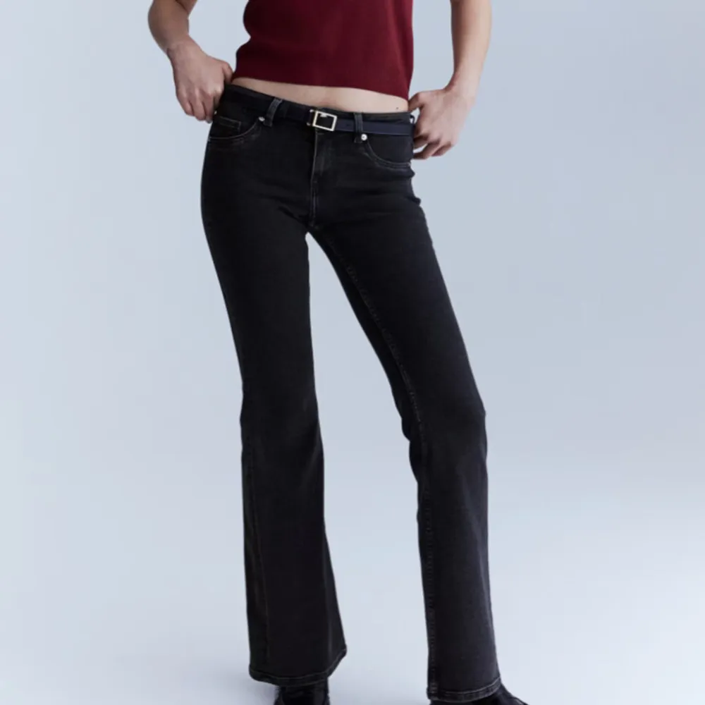 Snygga svarta bootcut jeans med hög midja och klassisk femficksdesign. Perfekta för en stilren look, dessa jeans har en bekväm passform och är tillverkade i ett slitstarkt material.. Farkut & Housut.