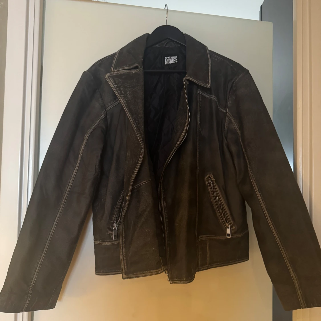 Brun skinnjacka med dragkedja