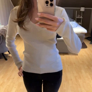 Ribb stickad topp från nakd - Fin ribb stickad topp från nakd. Använd en gång och är i toppen skick. Skriv vid frågor❤️