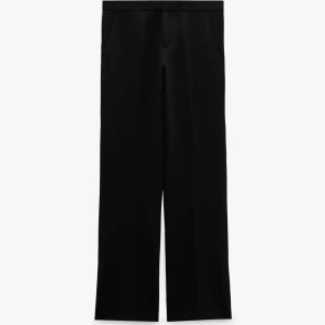 Svarta kostymbyxor från Zara - Eleganta svarta kostymbyxor från Zara . Byxorna är  lågmidjade och funkar perfekt året runt! Jättesnygga!!