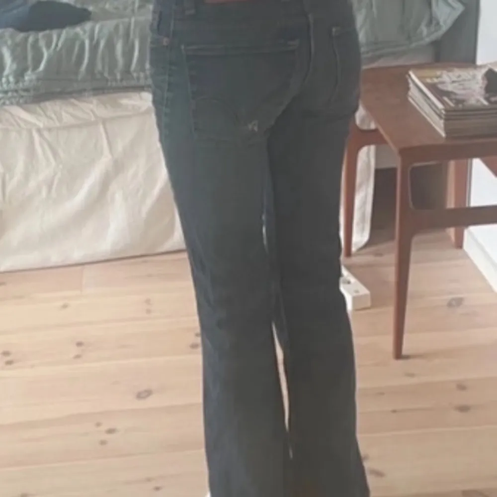 Säljer ett par klassiska blå bootcut jeans från Levis 🩷.De har en låg midja och är tillverkade i jeansmaterial. Perfekta för en avslappnad stil.. Farkut & Housut.