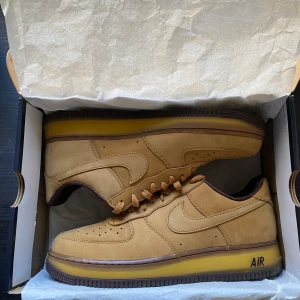 Nike Air Force 1 Bruna - Säljer ett par snygga bruna Nike Air Force sneakers. Skorna har en klassisk design med snörning och en robust sula. Perfekta för en stilren look. Har endast använts 1 gång. Skick 9/10