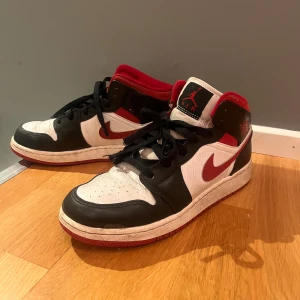 Nike Air Jordans i hyfsat skick - Snygga Nike Air Jordans som inte kommer till andvändning. ☺️