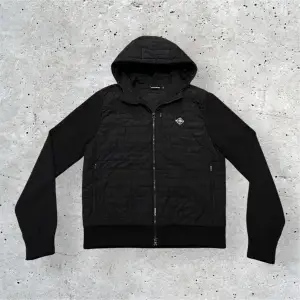 Sällsynt J.Lindeberg Cardigan | Perfekt vår/höst jacka | Skick 9,5/10 inga defekter | Storlek L och färgen svart | SLUTSÅLD MODELL | Nypris 4000kr | Hör av er för mer information/bilder!